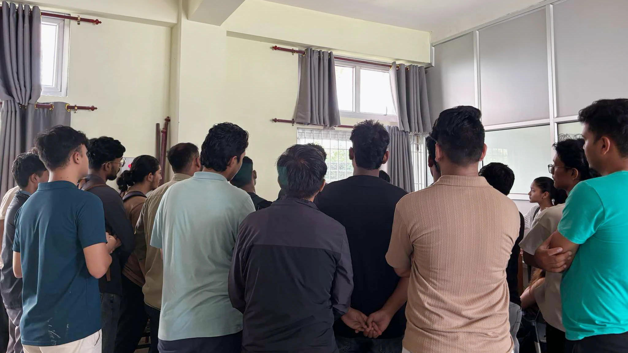 実習講義を受ける理系学生たち（カトマンズ大学）